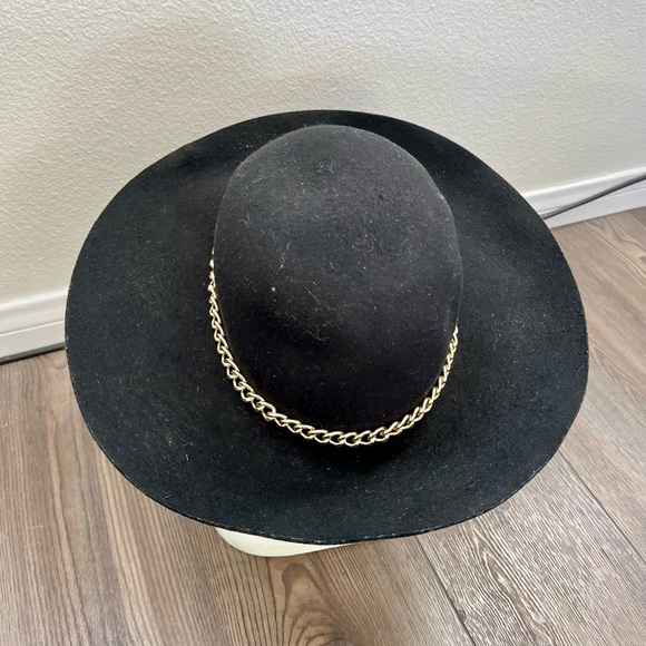 Elegant Black Hat with Gold Chain Accent